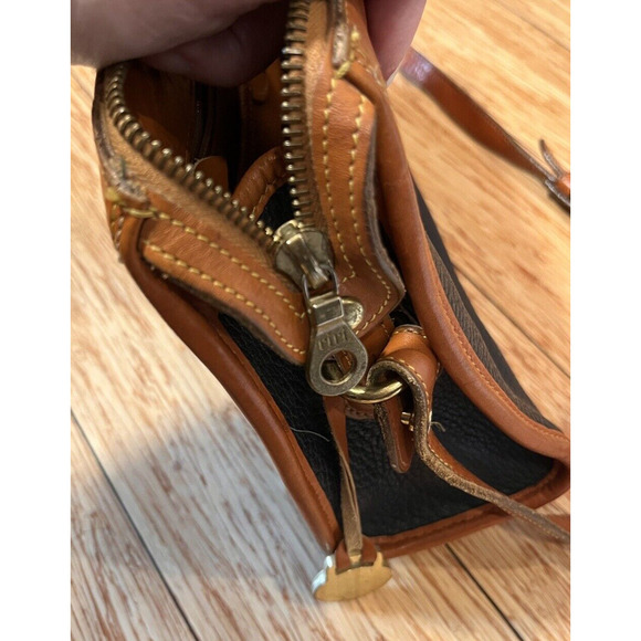 Dooney & Bourke USA Classic Crossbody Bag Pebble Gold Tone / Black Vintage - Picture 3 of 16